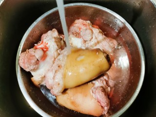 1、红烧肘子,猪前肘让卖家师傅分成两段