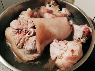 2、红烧肘子,放入开水中汆烫，水中加入花椒去腥。