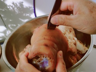 3、红烧肘子,捞出后择掉猪毛。