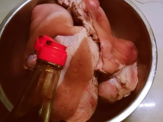 4、红烧肘子,放入酱油。