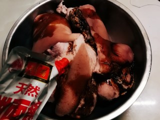 5、红烧肘子,放入甜面酱。