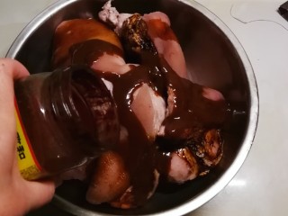 6、红烧肘子,倒入红腐乳汁。