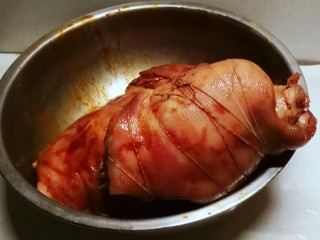 8、红烧肘子,用棉绳将肘子简单捆绑，定型。