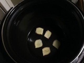 9、红烧肘子,取出压力锅内胆，姜片铺底。
