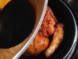 11、红烧肘子,倒入 剩余的酱汁。