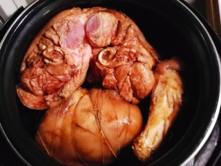 10、红烧肘子,放入猪肘。