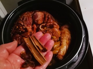 12、红烧肘子,放入桂皮八角。