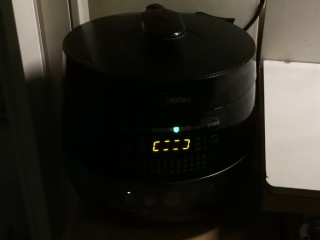 14、红烧肘子,扣上盖子，选择相对应的功能键，压力锅开始工作。