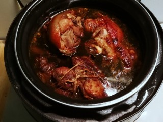 15、红烧肘子,时间到了，红烧肘子完成了。