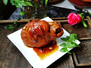 16、红烧肘子,晾凉解开棉绳切片即可。