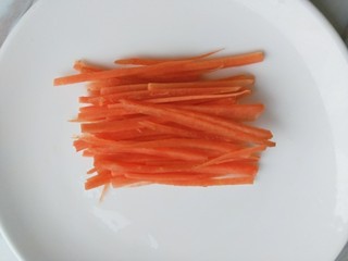 4、凉拌海蜇,胡萝卜切丝。