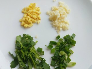 5、凉拌海蜇,葱姜蒜香菜准备好。