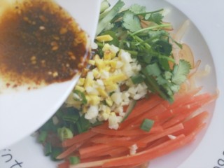 10、凉拌海蜇,将酱汁倒入配菜中即可。