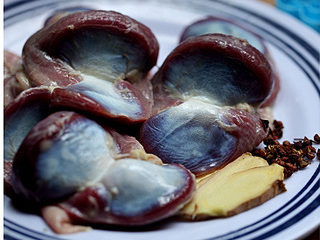 1、黑木耳拌鸭胗,将鸭胗用盐搓洗干净