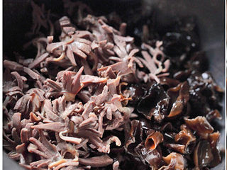 9、黑木耳拌鸭胗,将木耳、鸭胗放入大碗中备用