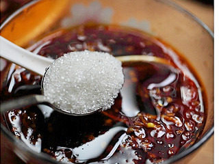 14、黑木耳拌鸭胗,再放适量白糖