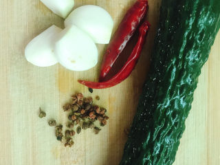 1、酸辣黄瓜条,准备好食材