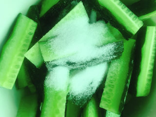 3、酸辣黄瓜条,撒盐