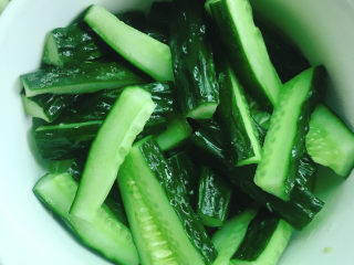 6、酸辣黄瓜条,出水后将水倒掉