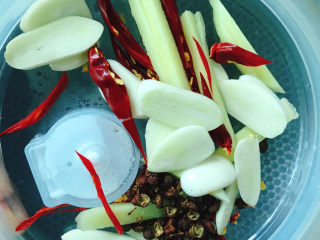 8、酸辣黄瓜条,准备好姜蒜、花椒、干辣椒