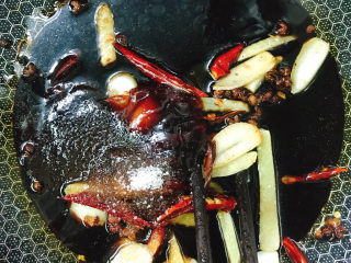 10、酸辣黄瓜条,放入蚝油、酱油、白糖、香醋