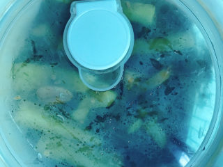 15、酸辣黄瓜条,盖上盖子放入冰箱冷藏保存2天