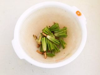 3、凉拌香菜根,把香菜根清洗干净