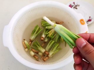 4、凉拌香菜根,把香菜根外面的老皮剥掉