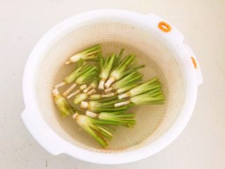 6、凉拌香菜根,把香菜根放在冷水里，浸泡2个小时