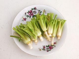 7、凉拌香菜根,把浸泡好的香菜根捞出来