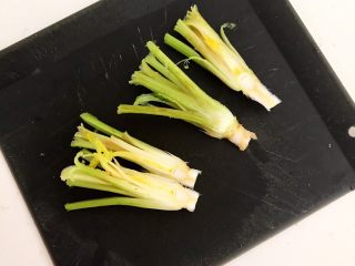 8、凉拌香菜根,把香菜根从中间切开