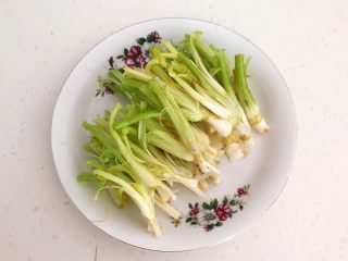 9、凉拌香菜根,把所有香菜根切好