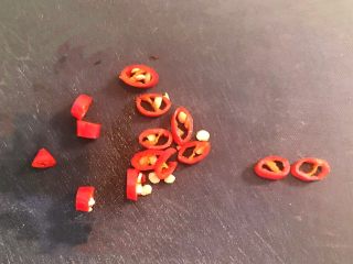 10、凉拌香菜根,小米辣切成小丁