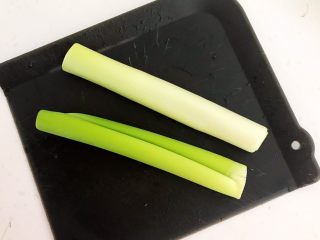 11、凉拌香菜根,大葱2段