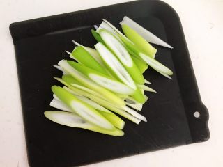12、凉拌香菜根,把大葱斜刀切成段