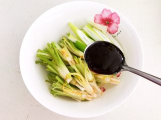14、凉拌香菜根,加入1大勺蚝油