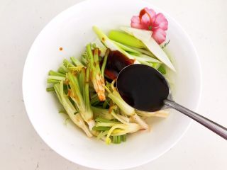 15、凉拌香菜根,加入1勺生抽