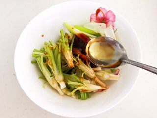 16、凉拌香菜根,加入半勺花椒油