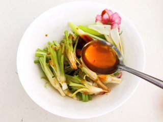 17、凉拌香菜根,加入1勺红辣油