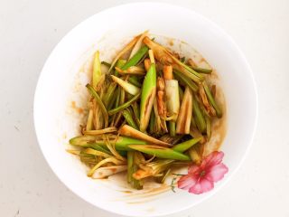18、凉拌香菜根,调匀后腌制入味15分钟