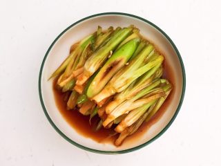 19、凉拌香菜根,把腌制好的香菜根和大葱段夹出来盘里