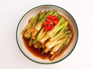 20、凉拌香菜根,把小米辣放在香菜根上即可