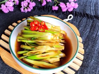 21、凉拌香菜根,凉拌香菜根清淡爽口，蛮有嚼劲儿的，是非常完美的粥伴侣~