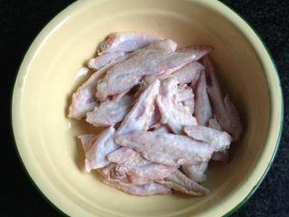 1、烤鸡翅尖,鸡翅尖用水清洗干净