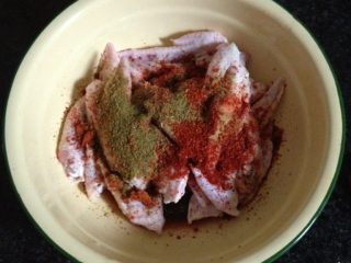 2、烤鸡翅尖,放入所有调料拌匀腌制2—3小时