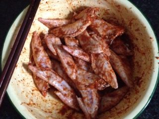 3、烤鸡翅尖,中途翻拌一次