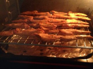 5、烤鸡翅尖,烤箱预热，上下190度中层，先烤10分钟