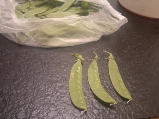 1、香肠炒荷兰豆,荷兰豆买来。