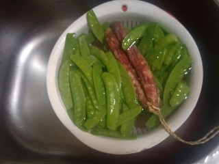 3、香肠炒荷兰豆,洗净