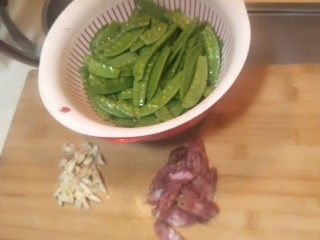 4、香肠炒荷兰豆,香肠切片儿，大蒜切片儿。